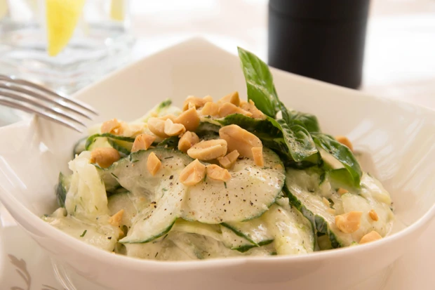 Gurkensalat mit Erdnussdressing