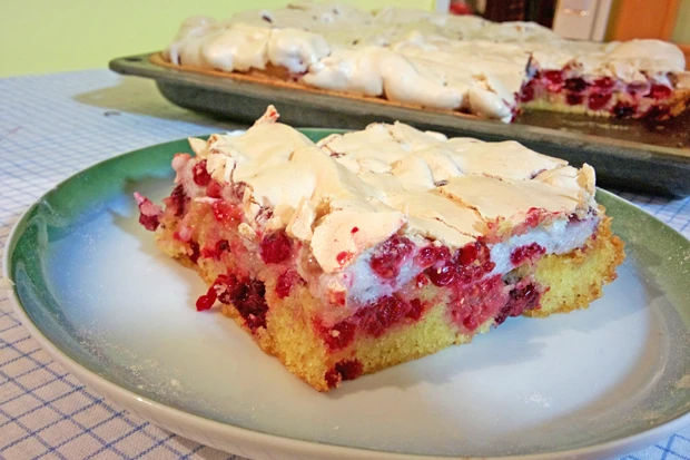 Beerenkuchen mit Schneehaube