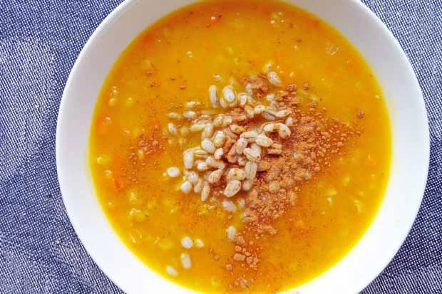 K&uuml;rbissuppe mit Dinkel und Zimt