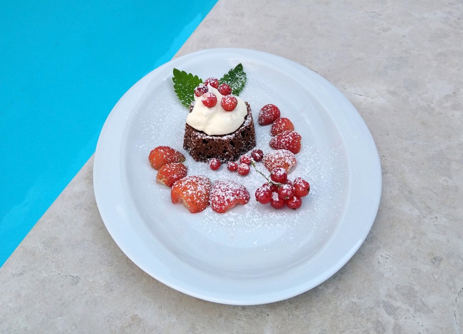 Schokoladenkuchen mit Beeren