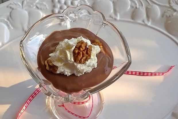 Schokoladenpudding mit Schlagobers und Walnuss
