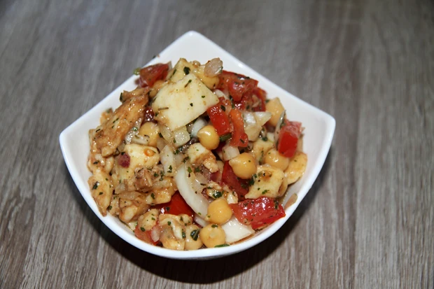 Kichererbsensalat mit Tomate und Mozzarella