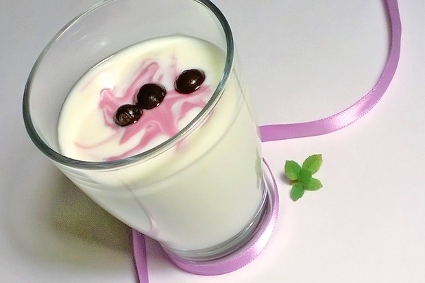 Ayran mit schwarzen Ribiseln und Pfefferminze