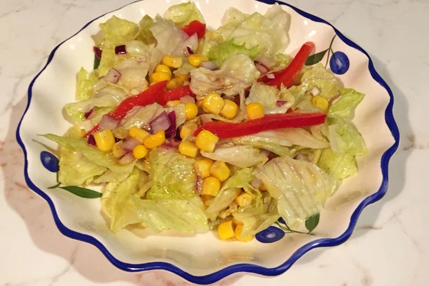 Gemischter Eisbergsalat