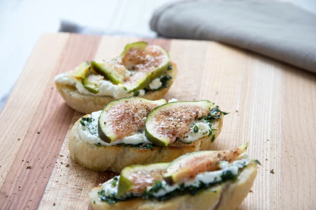 Petersilien - Crostini mit Ziegenk&auml;se und Feigen