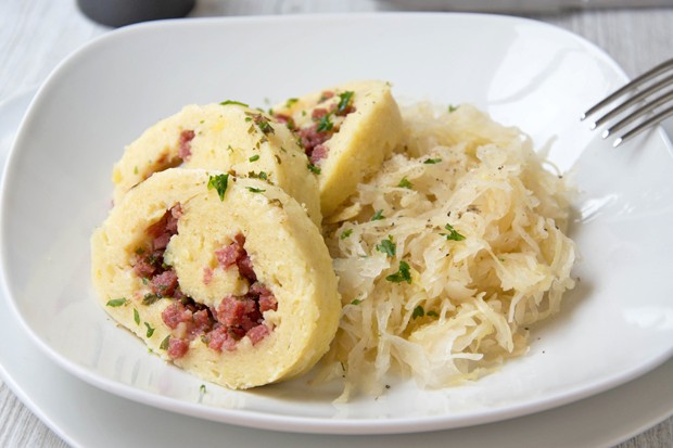 Wurstrolle mit Kartoffelteig
