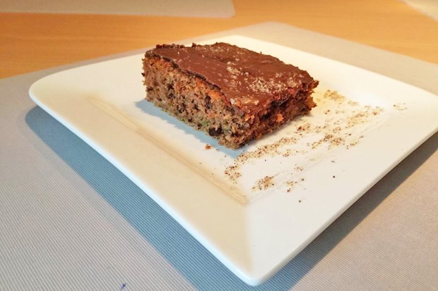 Zucchinikuchen mit Walnüssen