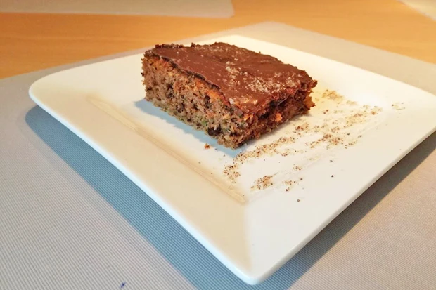 Zucchinikuchen mit Waln&uuml;ssen