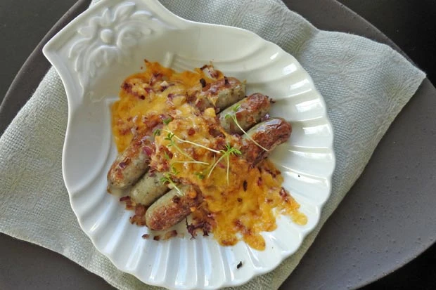 W&uuml;rstchen - Gratin mit Zwiebel und Cheddar
