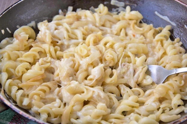 Zwiebel-K&auml;se-Nudeln