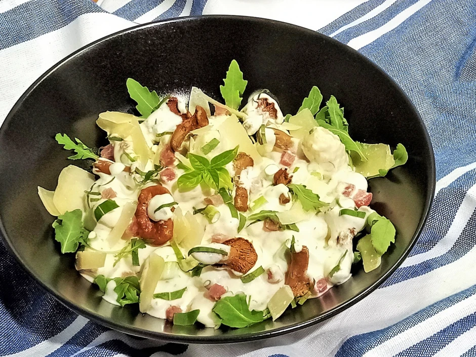 Gnocchi mit Eierschwammerln und Basilikum