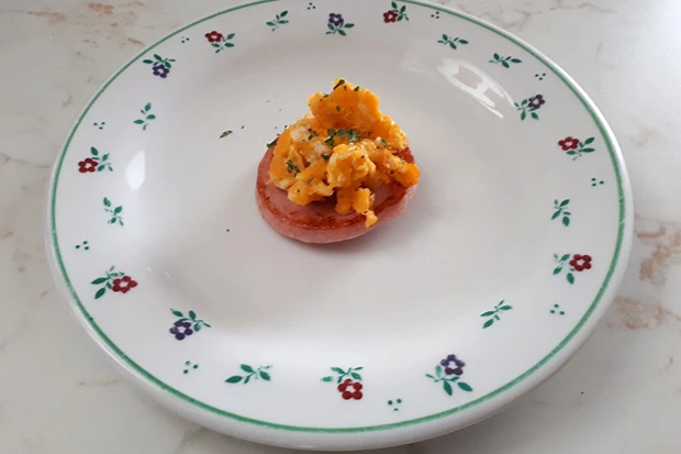 R&uuml;hrei im Wurstsch&uuml;sserl