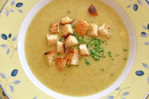 Gem&uuml;secremesuppe mit Croutons