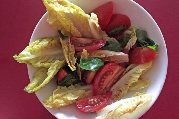 Salatherzen mit Basilikum und Cocktailtomaten