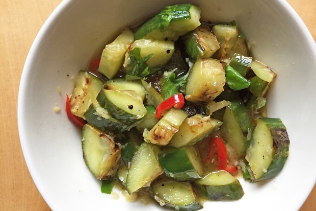 Gegrillter Gurkensalat