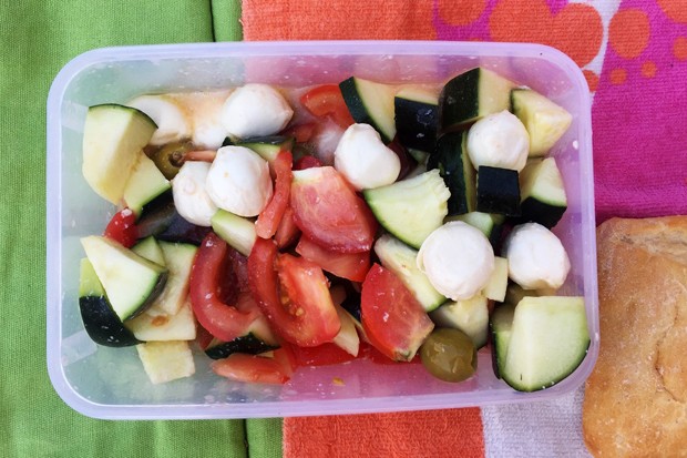 Mediterraner Sommersalat mit Mozzarella und Oliven