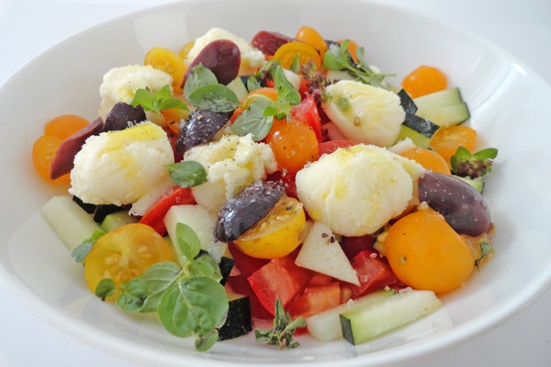 Mediterraner Sommersalat mit Mozzarella und Oliven