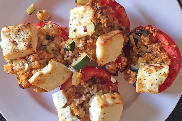 Gratinierte Tomaten mit Feta, Couscous und Zucchini