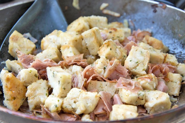 Geröstete Knödel mit Wurst