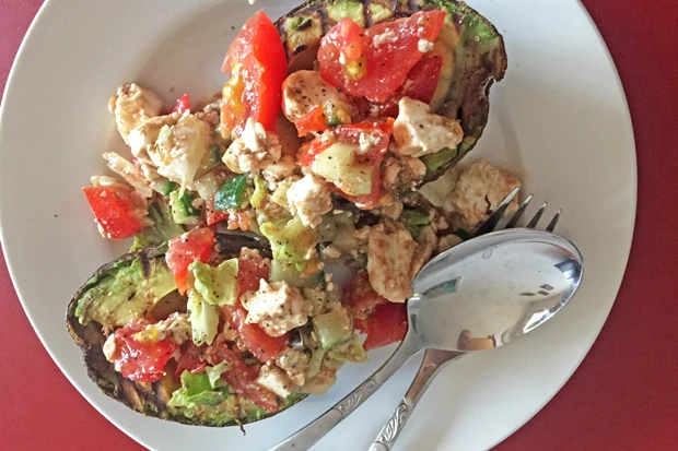 Gegrillte Avocado mit Tomaten und Feta-Salat