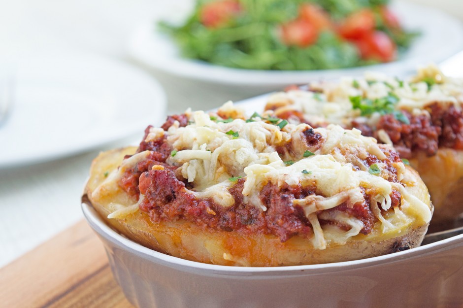Gratinierte Ofenkartoffeln mit Sauce-Bolognese
