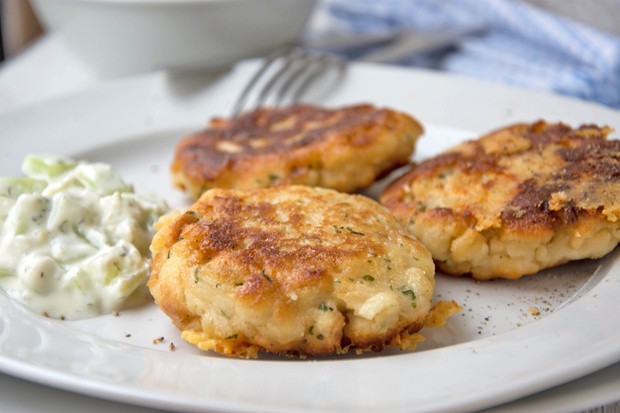 Kaspressknödel mit Rahmgurken-Salat