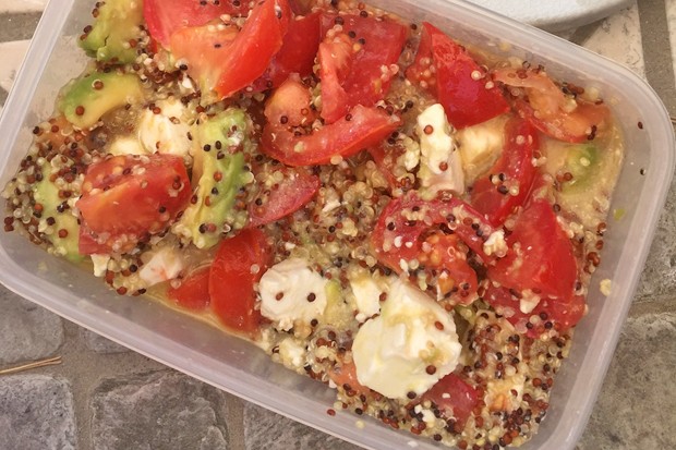 Sommersalat mit Quinoa, Feta und Avocado