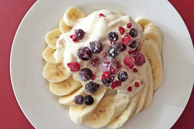 Gefrorene Bananen-Beeren-Creme