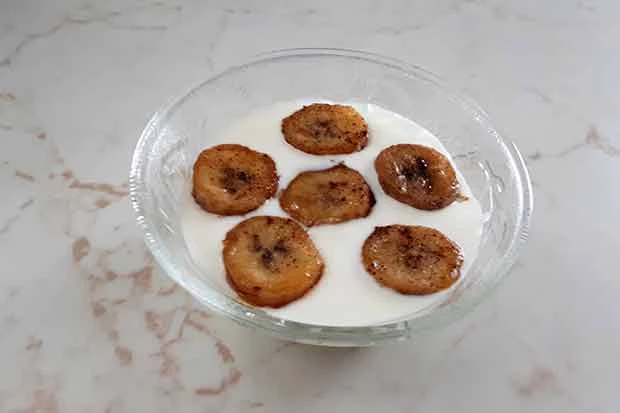 Joghurt mit gebratenen Zimt - Bananen