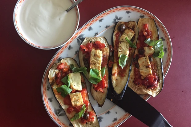 Auberginen mit Tomatensalsa und Feta &uuml;berbacken