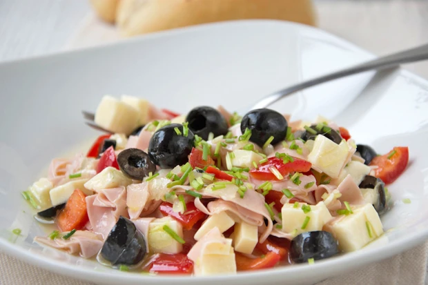 K&auml;se-Wurstsalat mit schwarzen Oliven