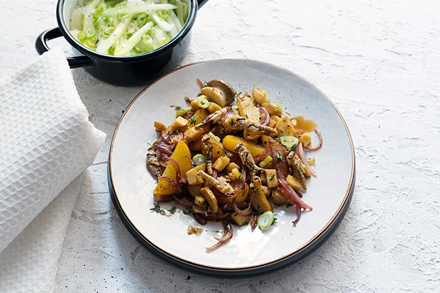 Kartoffelgröstl mit Salzheuschrecken