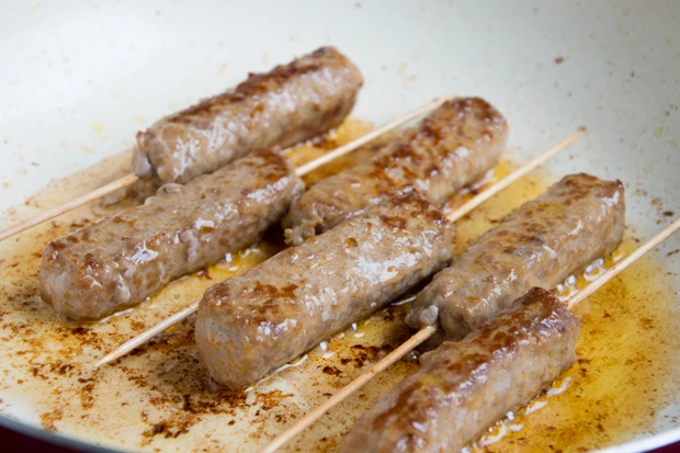 Cevapcici auf Spie&szlig;en