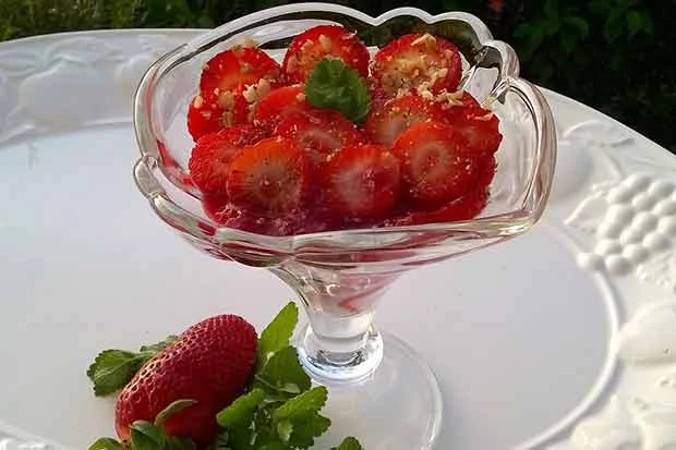 Erdbeeren mit Zitronenmelisse und Nüssen auf Cottage Cheese