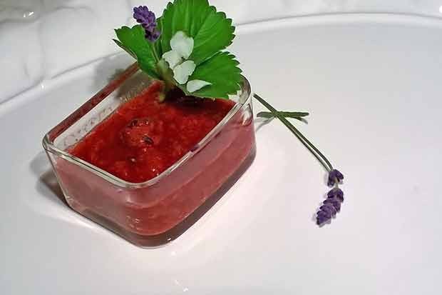 Erdbeermarmelade mit Lavendelblüten