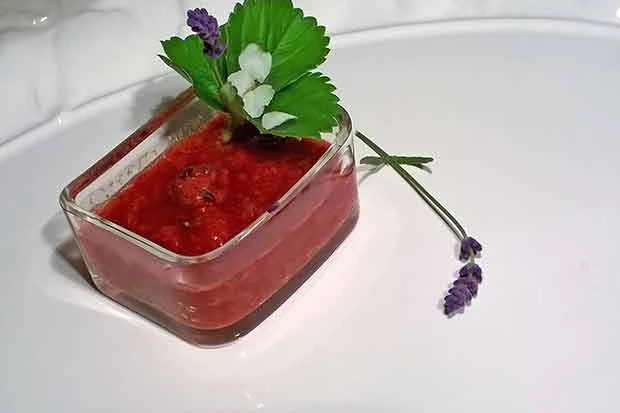 Erdbeermarmelade mit Lavendelblüten