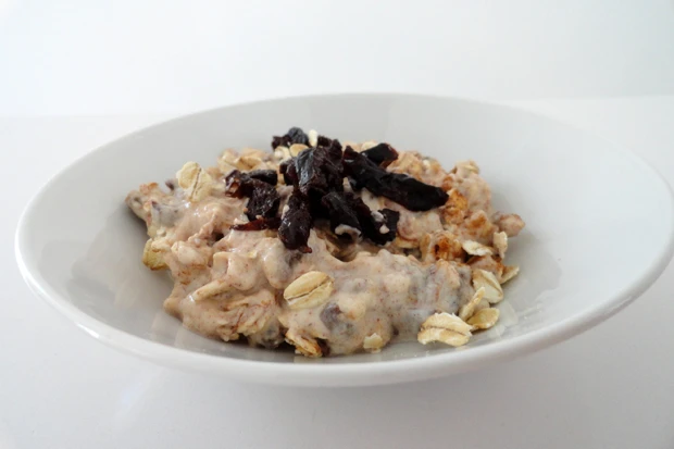 D&ouml;rrzwetschken-Joghurt mit Haferflocken