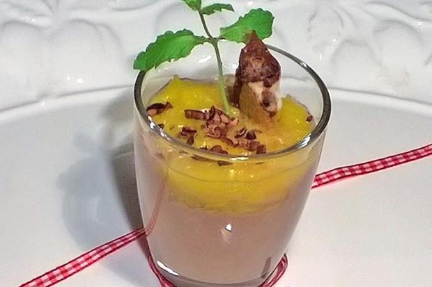Kakao-Nibs Joghurt mit Marillensauce