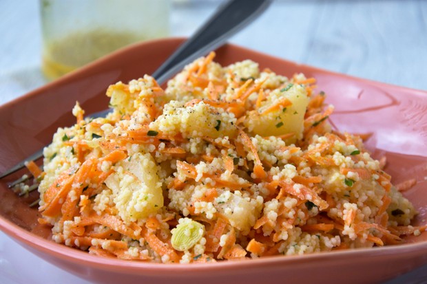 Couscous-Salat mit Karotte und Ananas