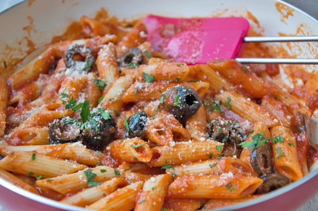 Penne mit Oliven und Sardellen