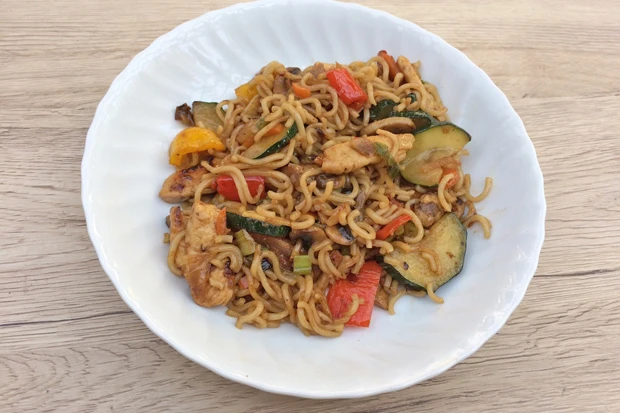 Gebratene Eiernudelpfanne mit Hühnerfleisch