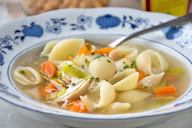 Hühnersuppe mit Muschelnudeln