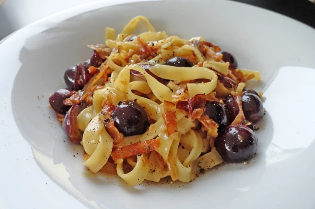 Bandnudeln in Speck - Trauben - Sauce