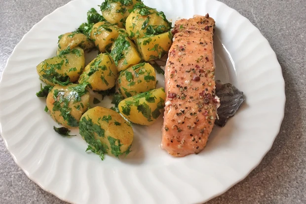 Pfeffer-Lachs mit Petersilienkartoffel