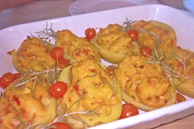 &Uuml;berbackene Kartoffeln mit Cocktailtomaten