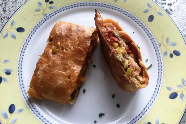 Pizzastrudel aus Topfenbl&auml;tterteig