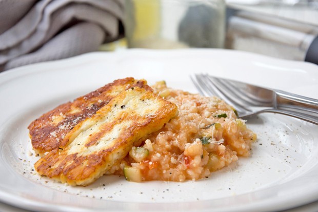 Zucchini-Risotto mit Halloumi