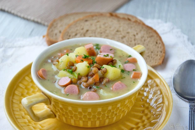 Linseneintopf mit Frankfurtern und Gem&uuml;se