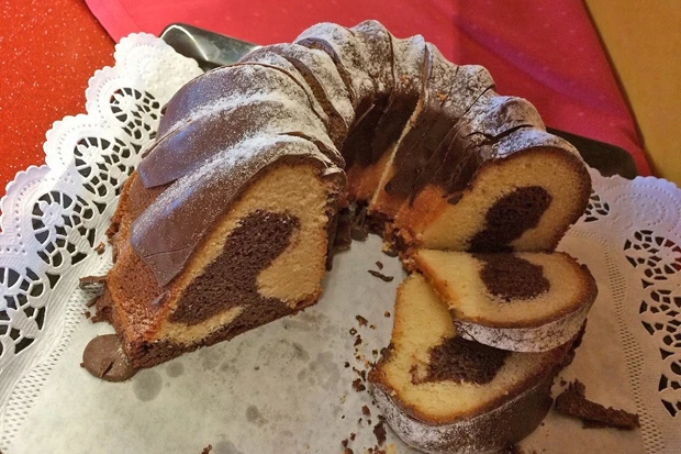 Marmorgugelhupf mit Schokoglasur