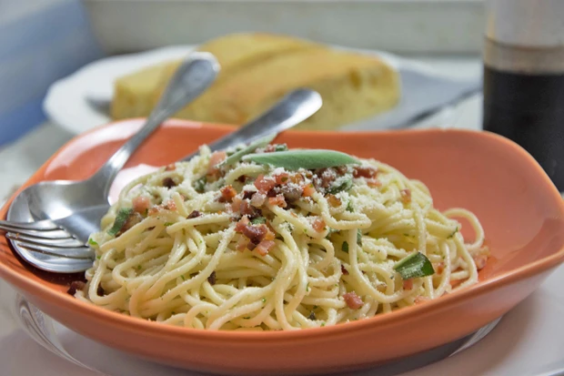 Spaghetti mit Salbei und Speck